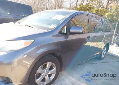 2014 Toyota Sienna Le V6 8 Passenger z USA, uszkodzony, nr VIN 5TDKK3DC8ES483198